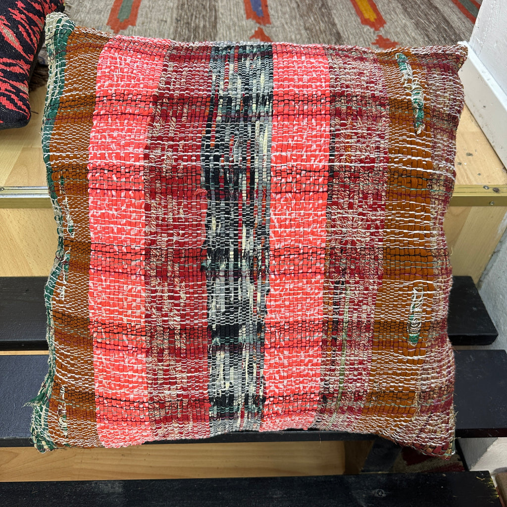 Denne smukke pude er håndvævet med naturlige materialer og traditionelle væveteknikker.50.50cm