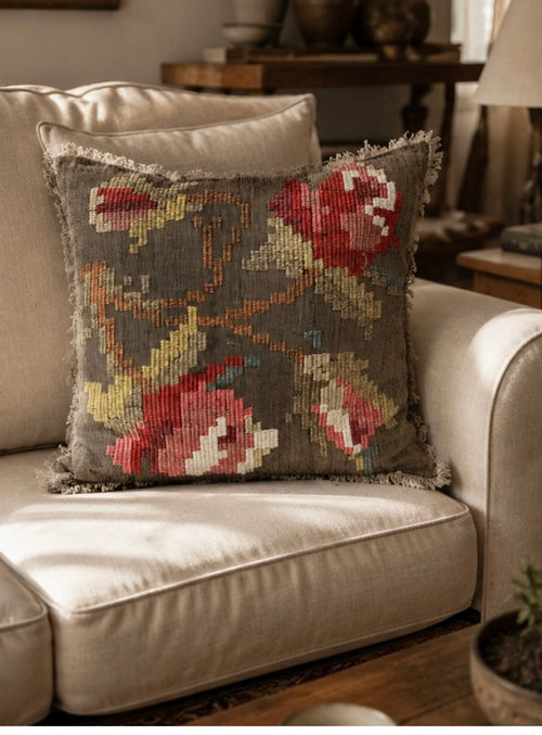 Denne smukke pude er håndbroderet på et fint og elegant stof med naturlige garner.50.50 cm