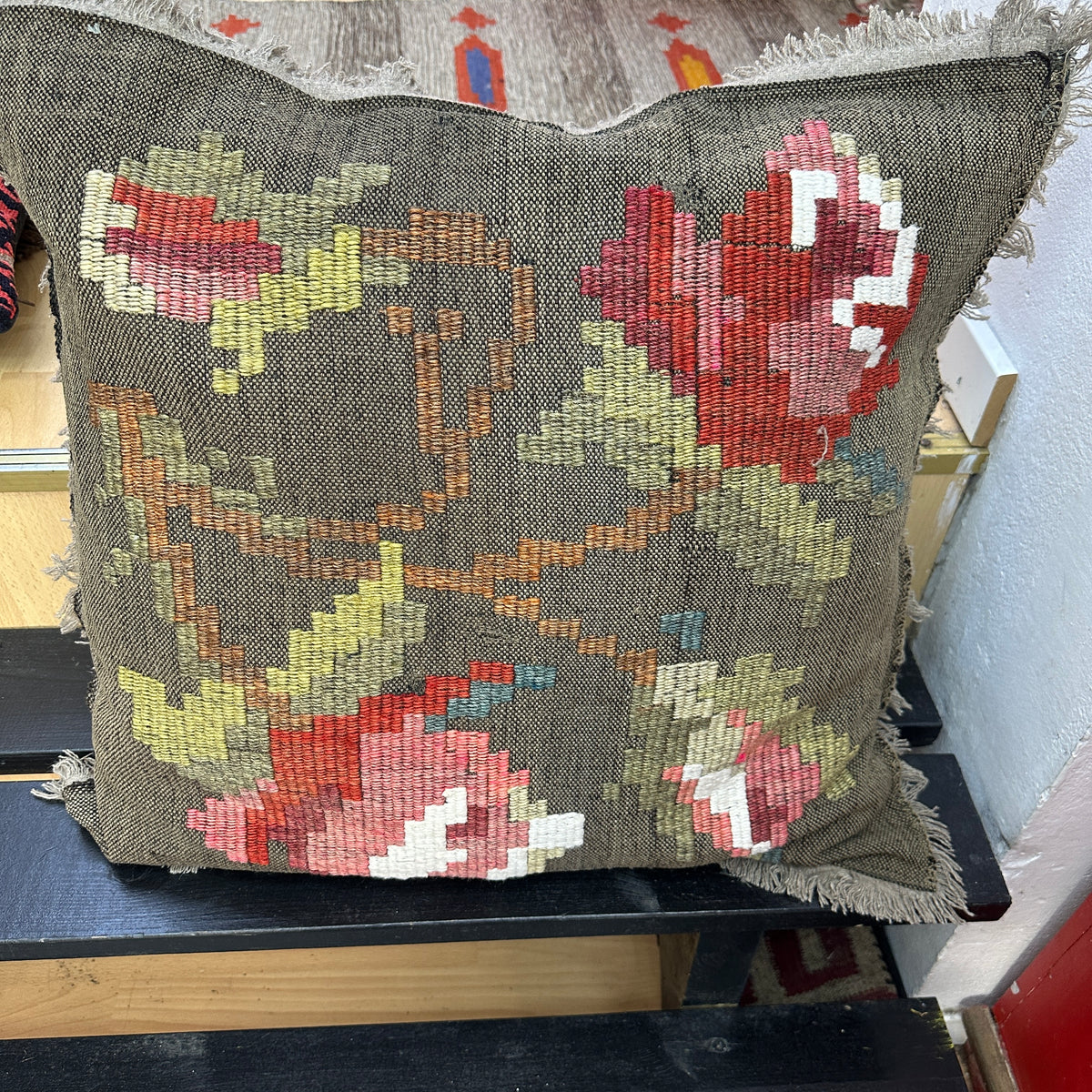 Denne smukke pude er håndbroderet på et fint og elegant stof med naturlige garner.50.50 cm